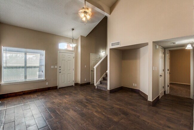 Foto del edificio - Home For Rent - 2-Story Northeast Rental H...