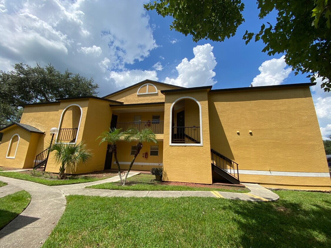 Frente del apartamento - 4512 Commander Dr