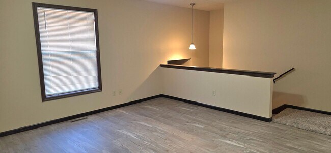 Foto del edificio - 2000 Square feet Duplex Southeast! $1195