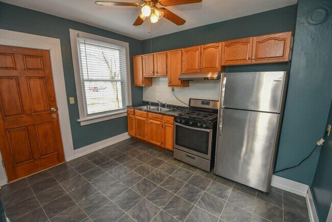 Lower Kitchen - 433 E Lloyd St