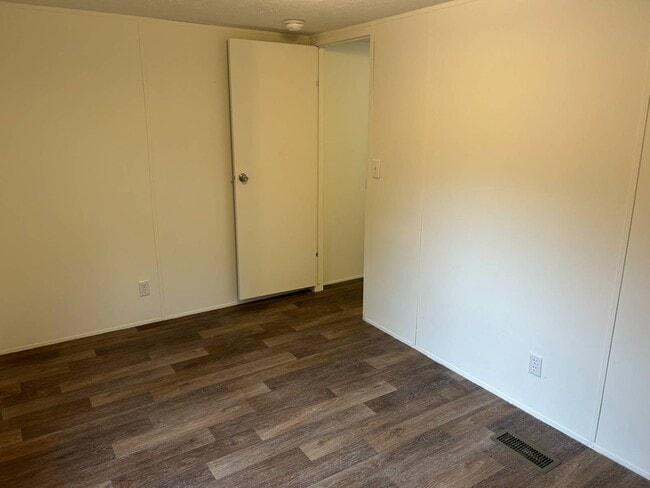 Building Photo - 1505 Bunnys Dr