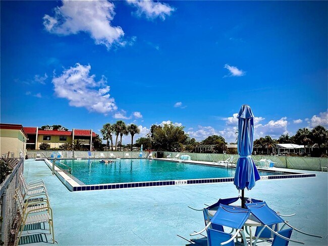 Foto del edificio - 72 Boundary Blvd