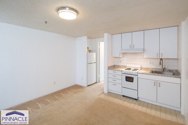 Building Photo - 2860 Waialae Ave