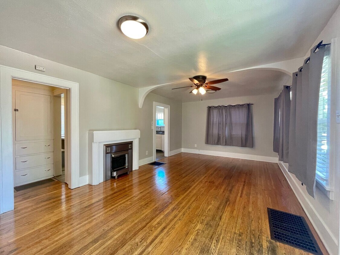 Primary Photo - ADORABLE 4 bedroom standalone home - AVAIL...