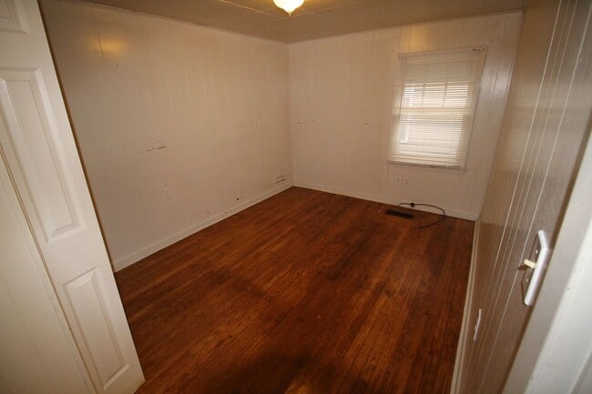 Foto del edificio - Two Bedroom Home With Fresh Paint And New ...
