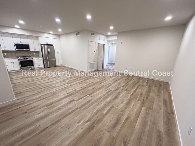 Building Photo - AVAILABLE NOW - New Condo With Views in Vi...