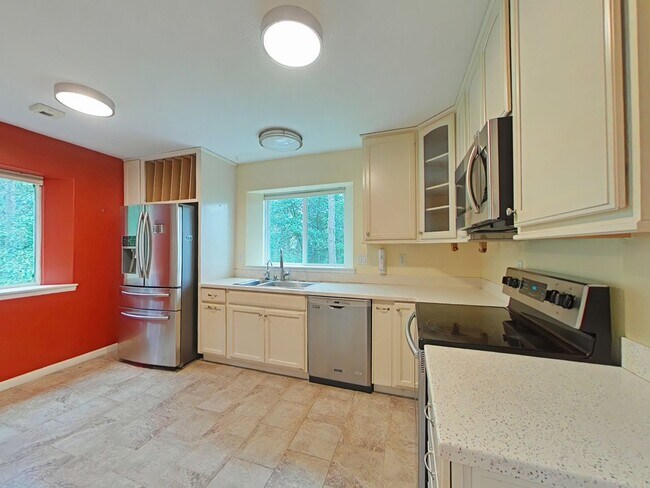 Foto del edificio - Huge 5 Bedroom Cabin-Style Home on 2+ Wood...