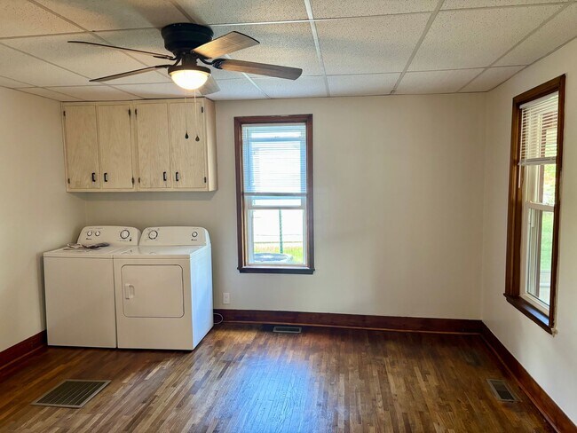 Foto del edificio - Check Out This 4-Bed/1-Bath House in Bluff...