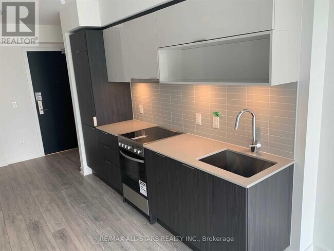 Building Photo - 159 Wellesley St E