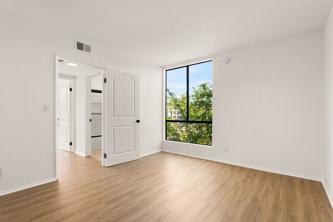 Foto del edificio - Newly Remodeled 2 Bed, 2 Bath Apartment in Valley Village!