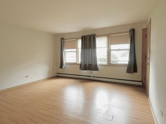 Foto del edificio - 8304 W Forest Preserve Dr