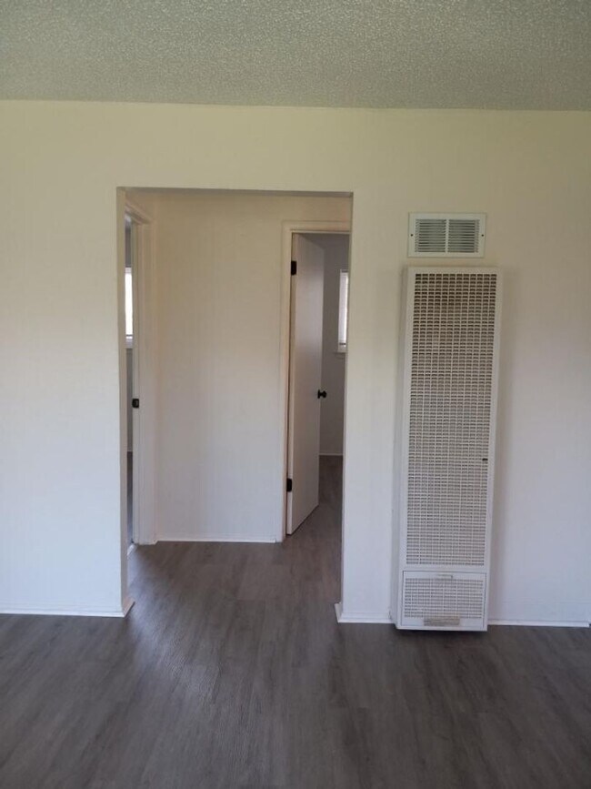 Foto del edificio - $500 OFF SPECIAL! Beautiful, PET-FRIENDLY upgraded duplex home with massive, private fenced backy...