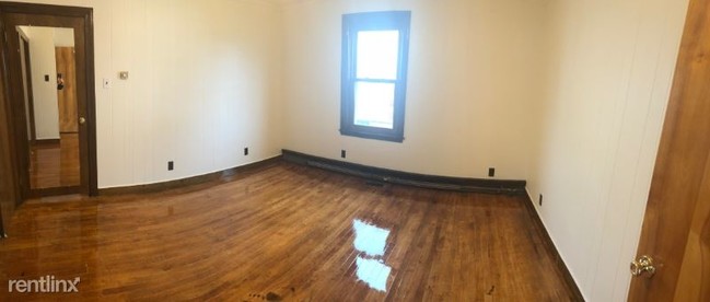 Building Photo - 4 br, 1 bath Apartment - 36 Roberts St