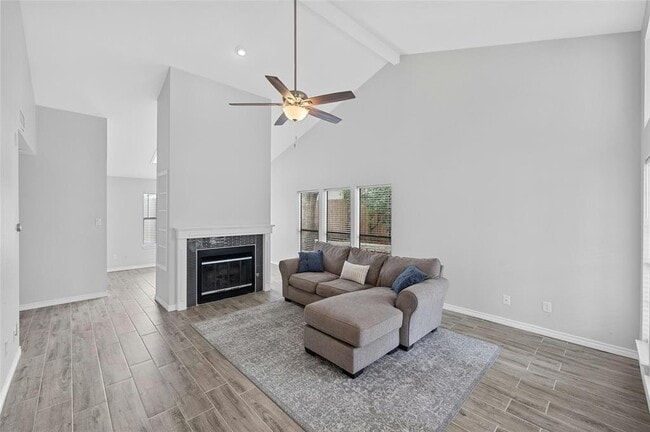 Building Photo - 8303 Los Ranchos Dr