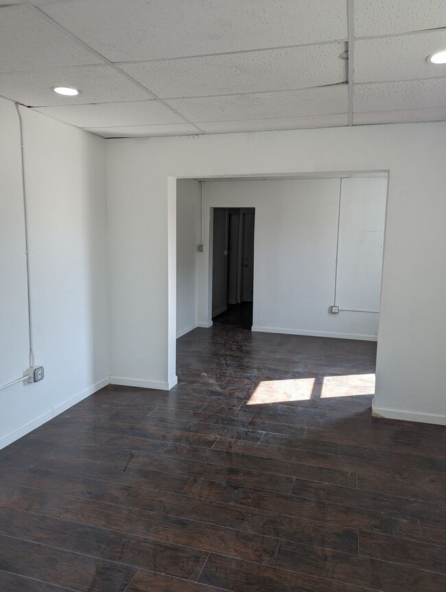 Foto del edificio - NEWLY Renovated Office Suites right off Ra...