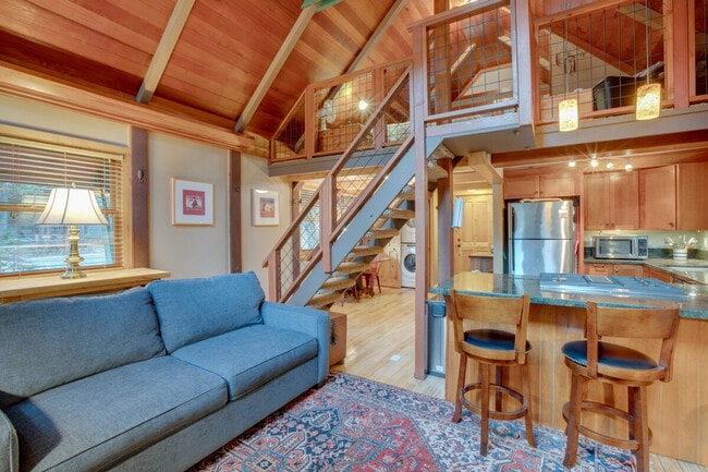 Building Photo - 7040 Bellevue Ave