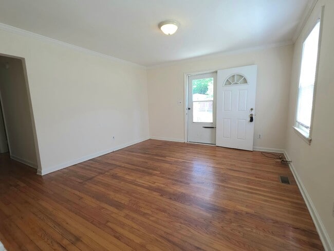 Building Photo - Move In Ready 3 Bedroom Ranch!