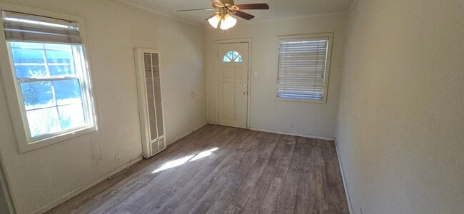 Piso nuevo en la sala de estar - 3850 Blanche St