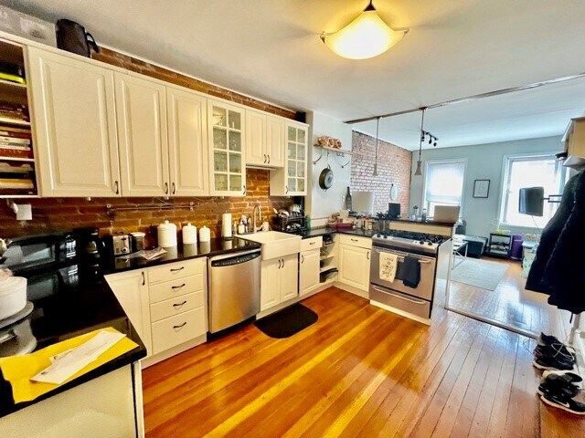 Building Photo - 163 Endicott St