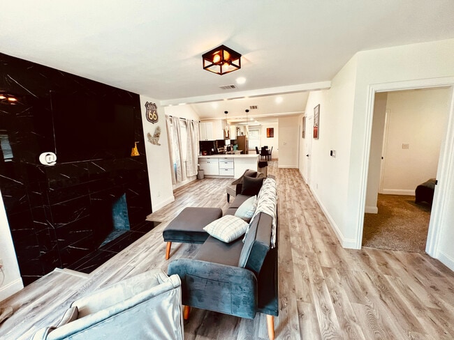 Building Photo - Room in House on W Brooklyn Ave