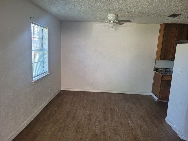 Foto del edificio - 663 W Oak St