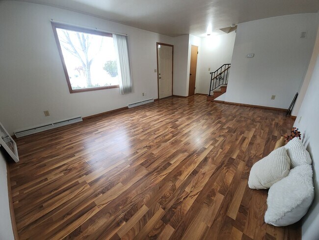 Foto del edificio - 631-633 E Longview Dr.