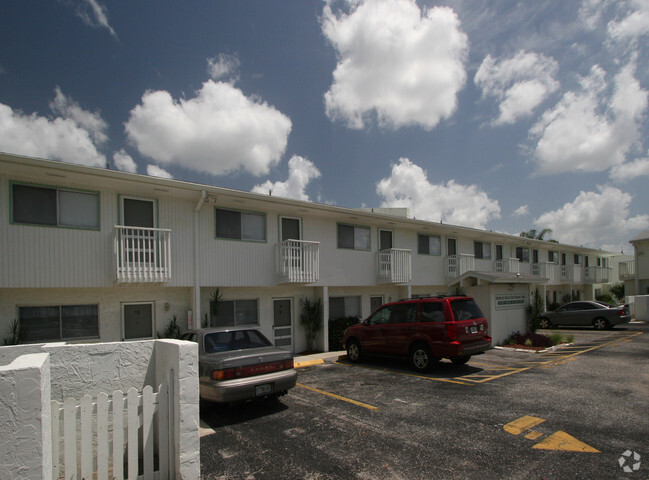 3535 Bee Ridge Rd - Village Green Apartments