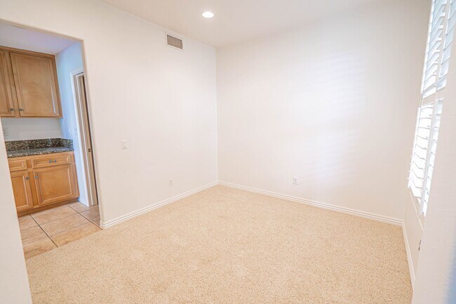 Building Photo - Bella Ventana 3 Bedroom Rental Home in Valencia!