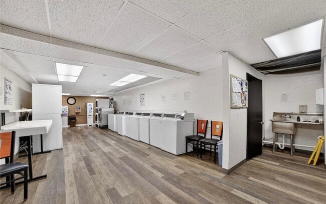 Building Photo - 11720 Edgewater Dr