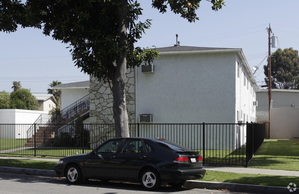 Building Photo - 2025 E Wilshire Ave