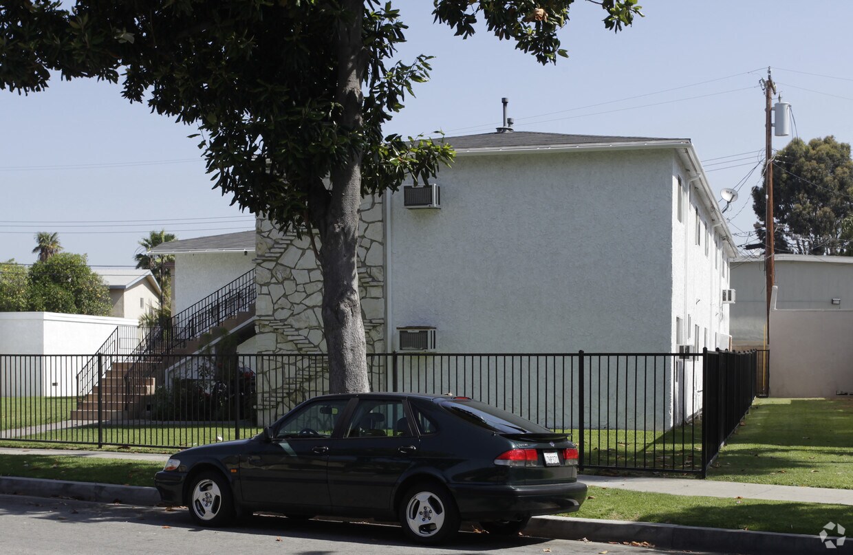 Foto del edificio - 2025 E Wilshire Ave