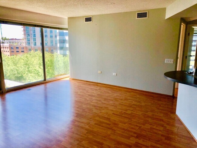 Foto del edificio - 1720 Maple Ave