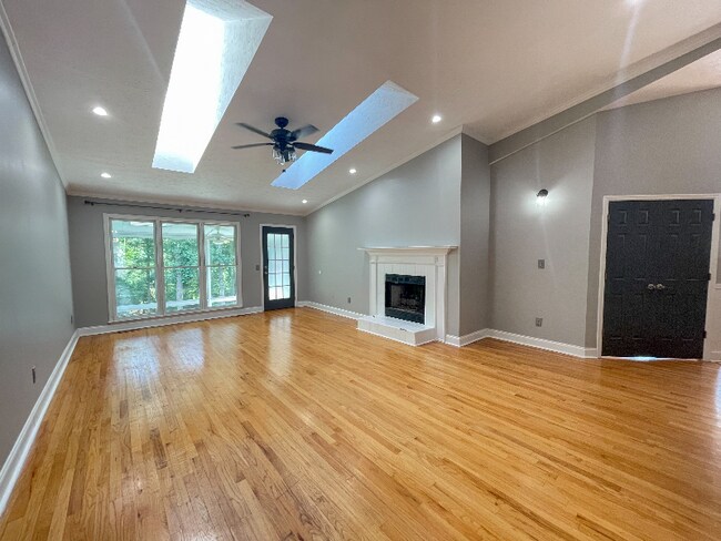 Foto del edificio - 645 Clearwater Pl
