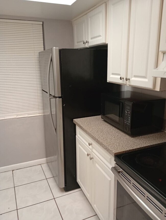 Foto del edificio - Spacious 1 Bedroom + Den, 1 Bathroom in No...