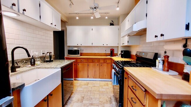 Foto del edificio - Charming Vintage 1930's Cottage Located on...