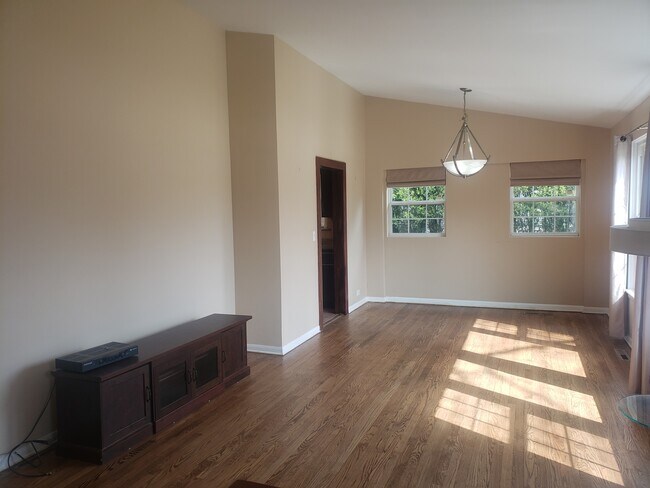 Foto del edificio - 2544 Bel Air Dr