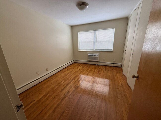 Building Photo - Beautifully-Maintained 1-Bedroom & Central...