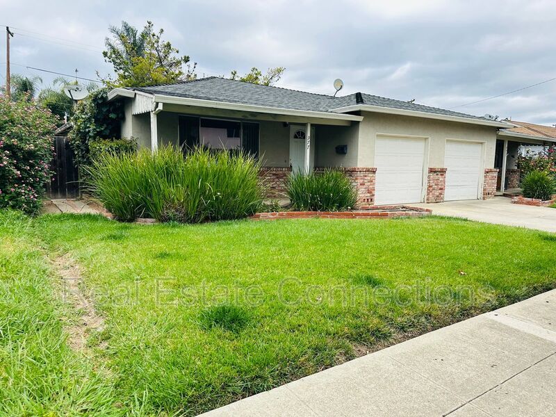 Foto principal - 977 College Dr