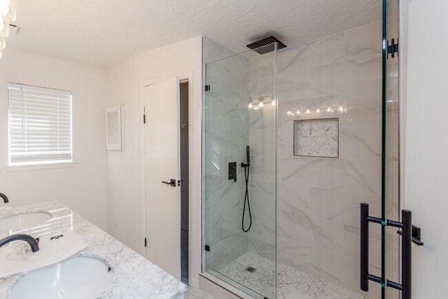 Foto del edificio - 5115 Beaver Hollow Dr
