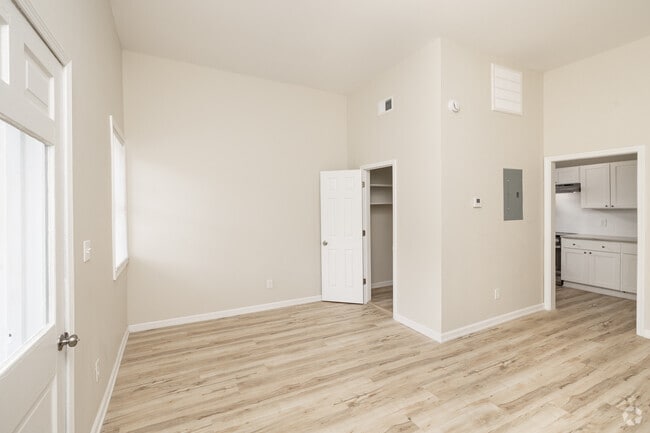 Estudio - 350 pies cuadrados - Sala de estar - 8 S Reed Ave