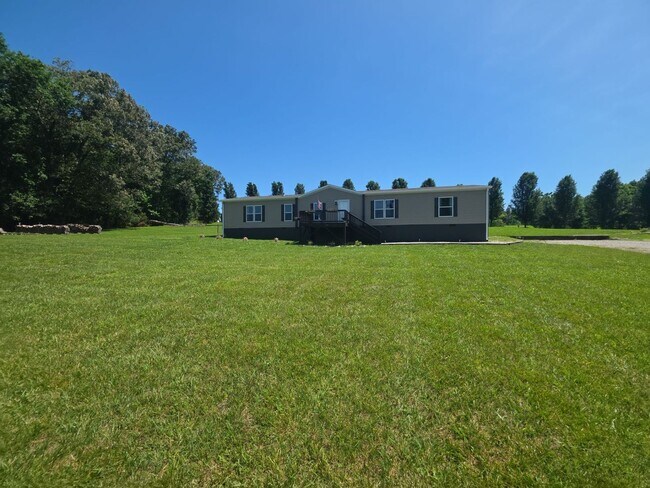 Foto del edificio - Spacious 4-Bedroom Home on 1 Acre in Peaceful Rickman Setting