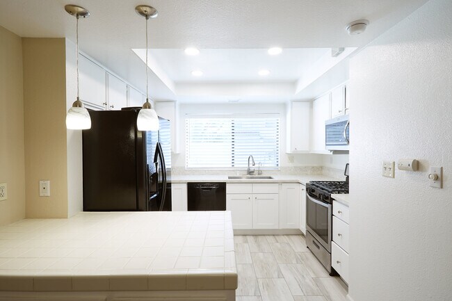 Building Photo - 2160 Plaza del Amo