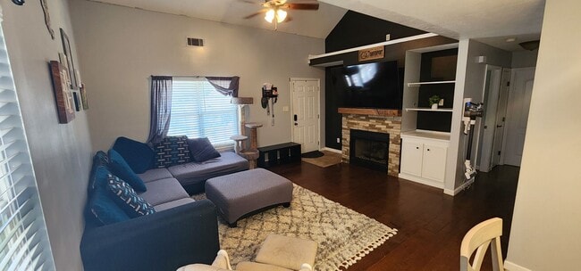 Building Photo - 2018 Shoreline Dr