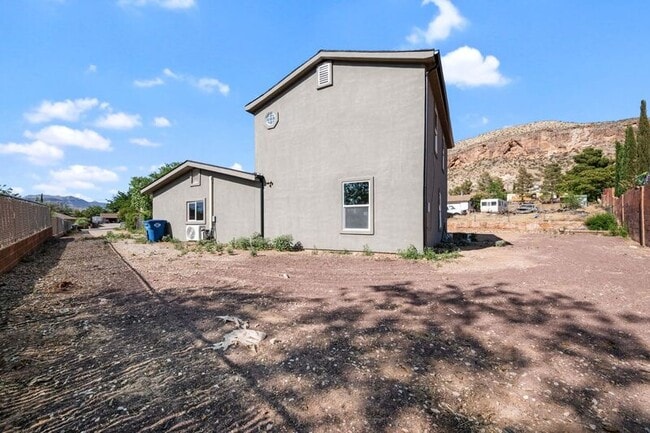 Building Photo - 146 E 400 N
