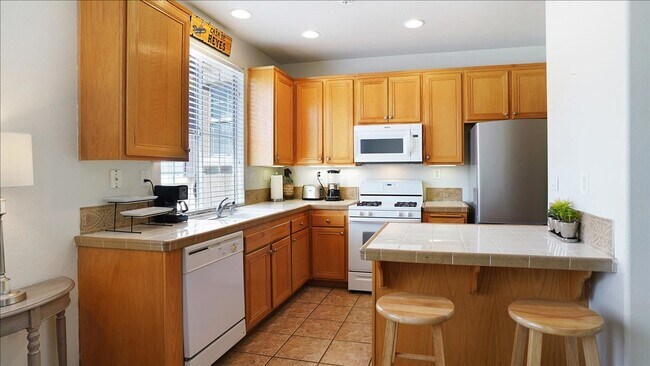Foto del edificio - Beautiful Tri-Level Valencia Townhome with...