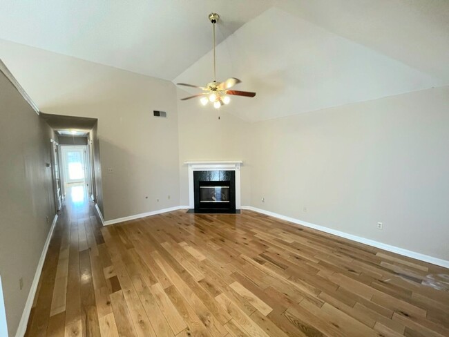 Building Photo - !Stonecreek Subdivision, hardwood floors!