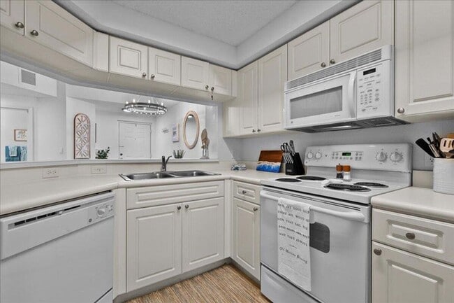 Building Photo - 3020 Alcazar Pl