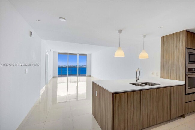 Foto del edificio - 600 NE 27th St
