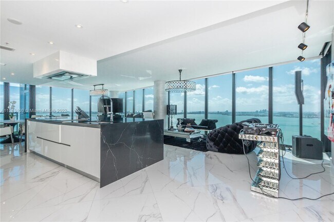 Foto del edificio - 601 NE 36th St
