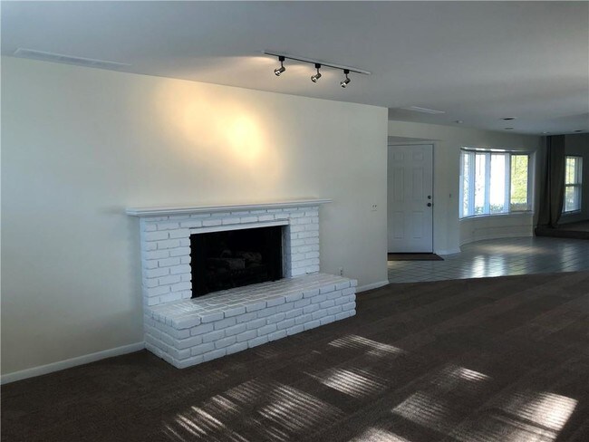 Building Photo - 350 Lakeside Dr